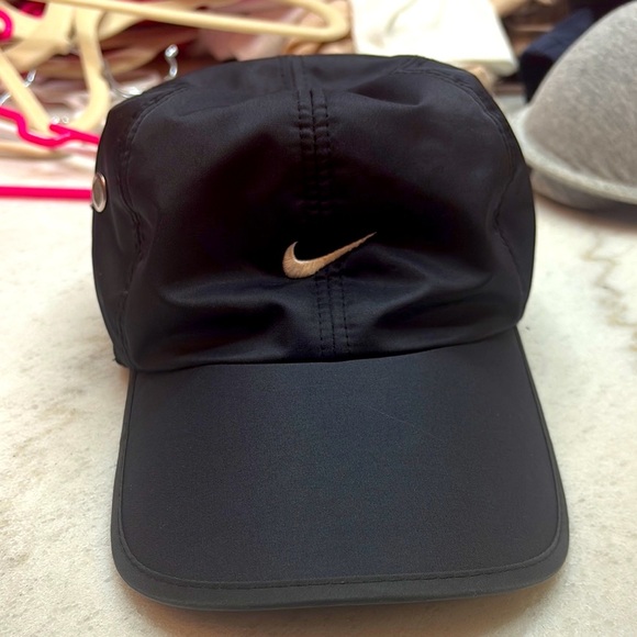 Nike Black Sports Cap - Picture 2 of 5